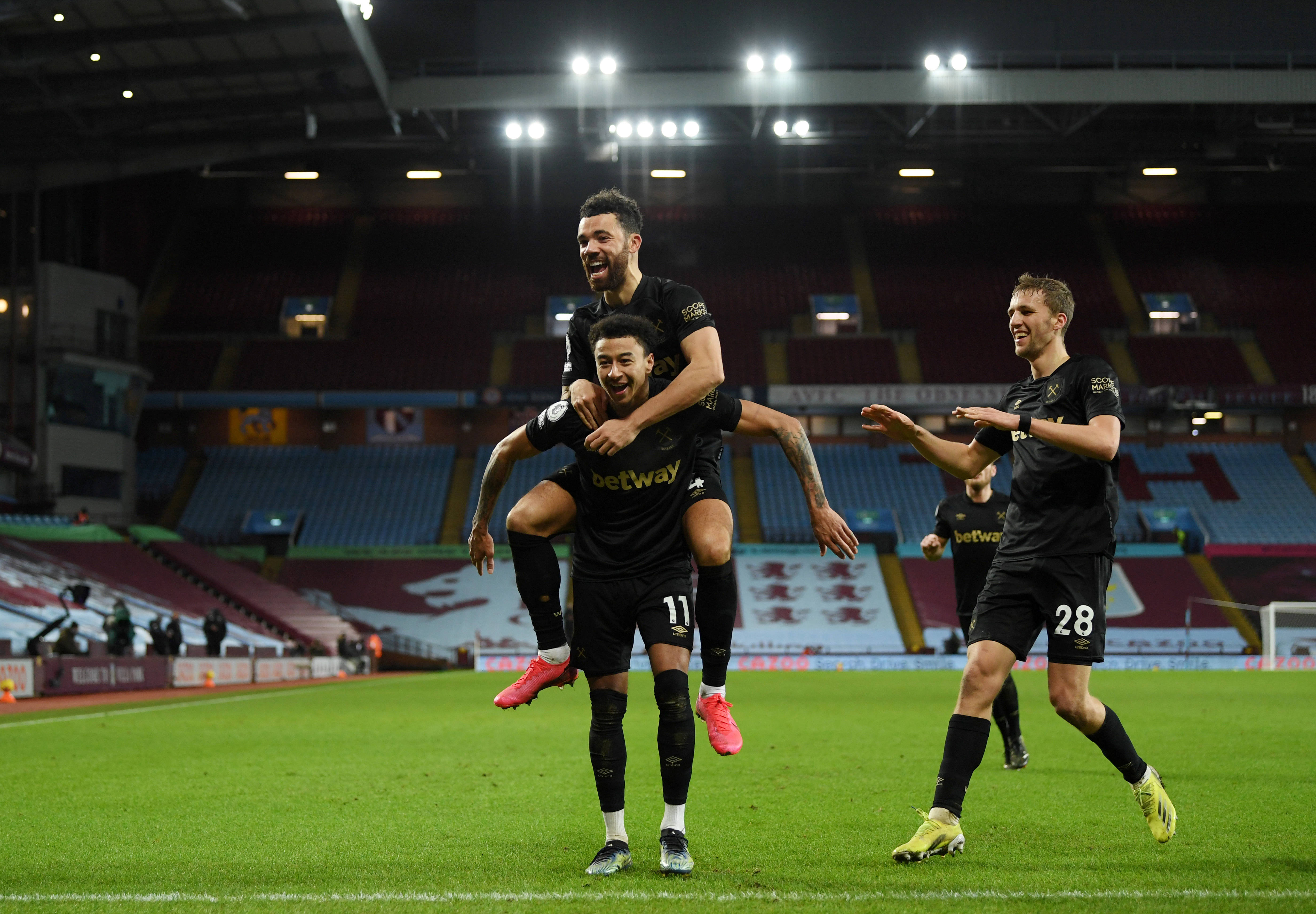 贴脸开大！祖巴茨罚球时，老鹰主场球迷高喊“保罗在哪里？”