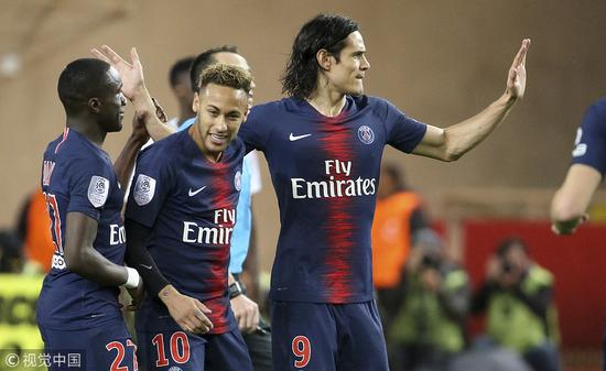 埃杜在高铁站被围满，合同今年到期，他说明年也希望在深圳