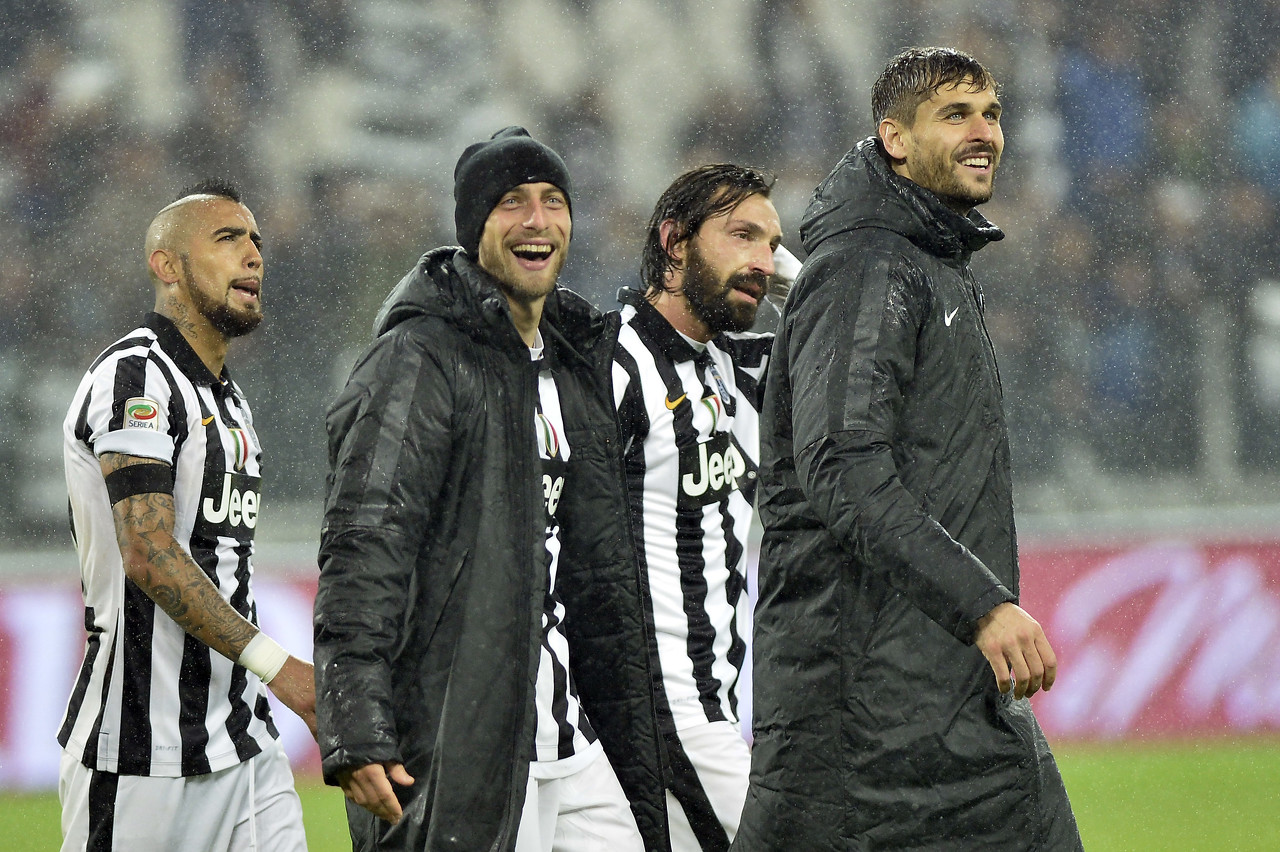 TA：贝隆因指示球员在赛前列队礼中背对对手被禁足6个月