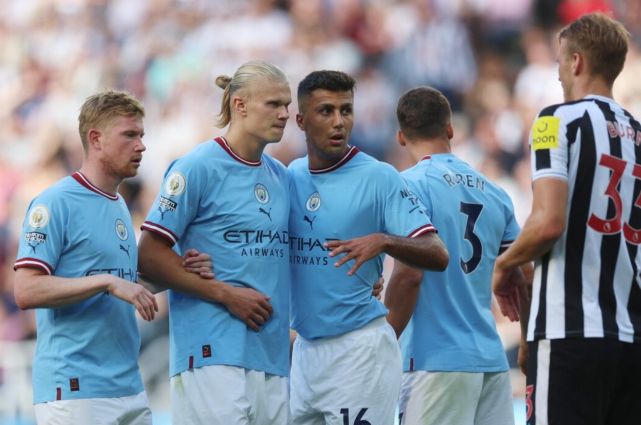 斯基拉：那不勒斯依然想租梅努，球员也想要获得更多出场机会